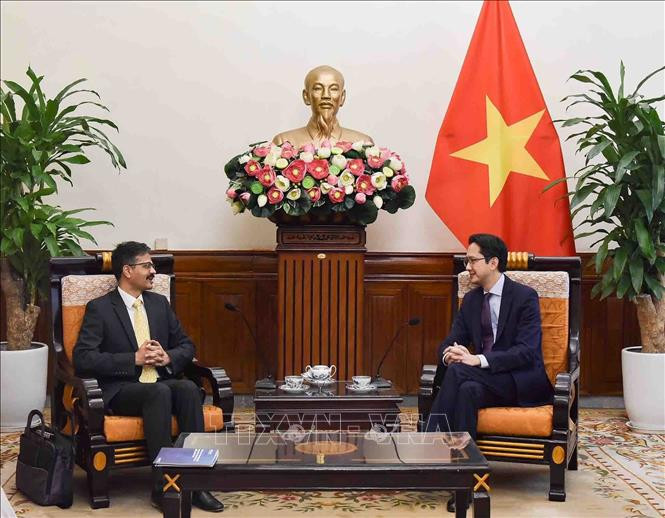 杜雄越副部长会见联合国发展权特别报告员苏里亚·德瓦。（图片来源：越通社）
