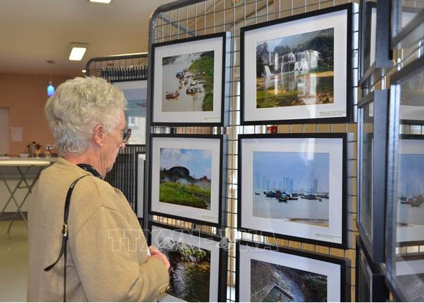 国际友人参观“在越南的一日”展览。（图片来源：越通社）