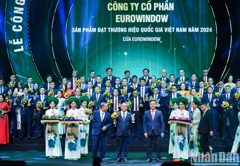 获得2024年“国家品牌”产品的企业代表。