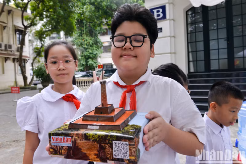 由学生们组成的河内旗台模型。