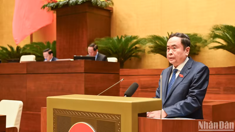 国会主席陈青敏发表讲话。