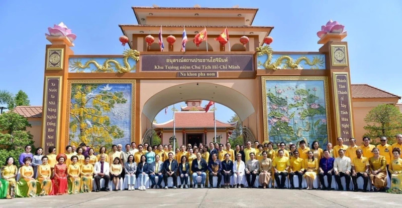泰国总理赛塔·他威信和各位代表在那空帕农府胡志明主席纪念区合影。（图片来源：越通社）