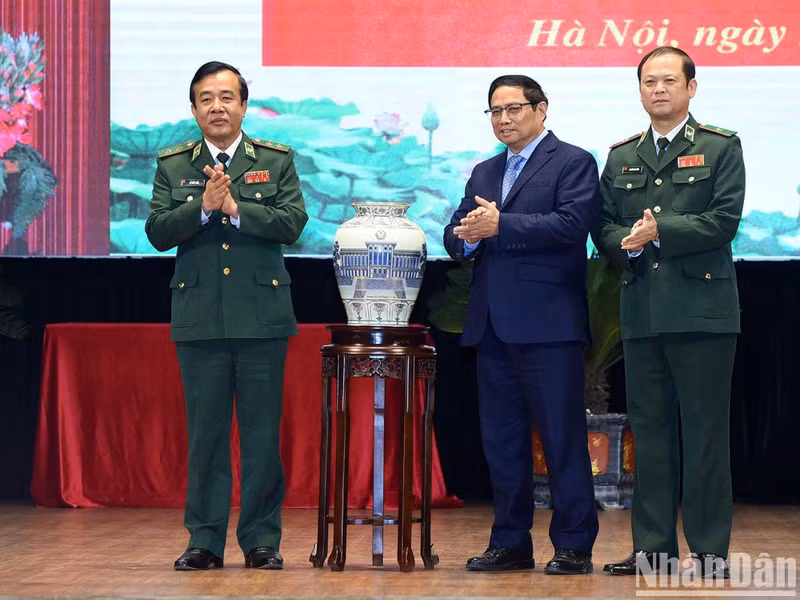 范明正总理向边防部队司令部赠送纪念品。