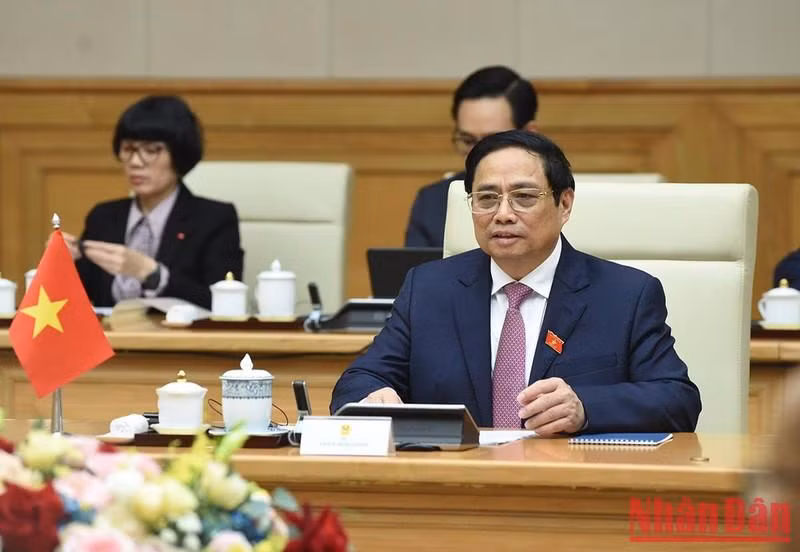 越南政府总理范明正在会见上发言。