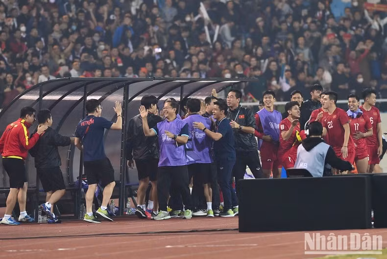 教练组庆祝这一重要的胜利。