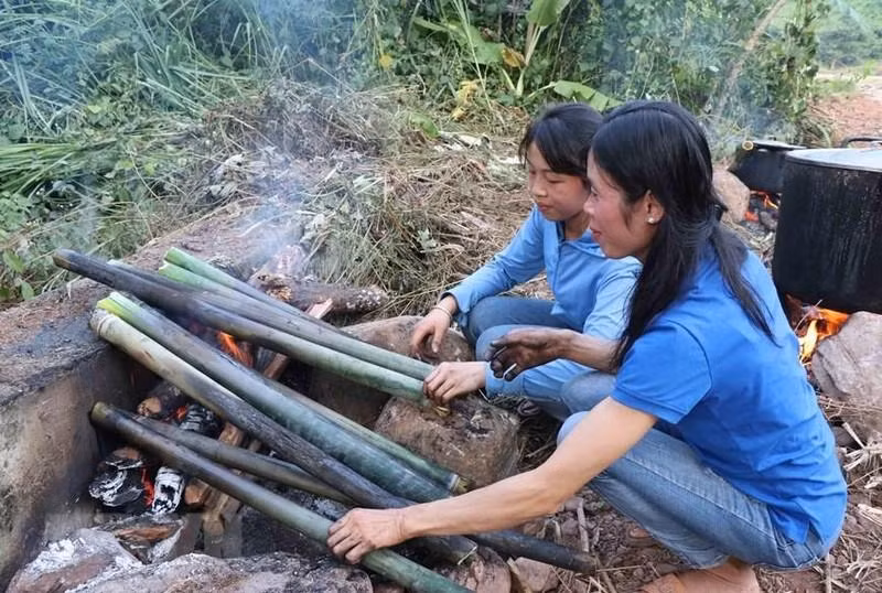将竹筒饭烤熟。