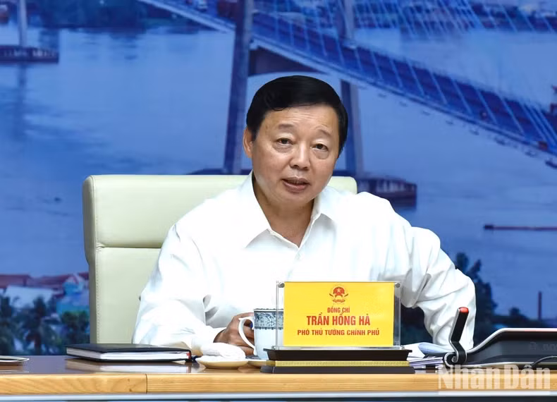 越南政府副总理陈红河出席会议。 越南政府副总理陈红河出席会议。