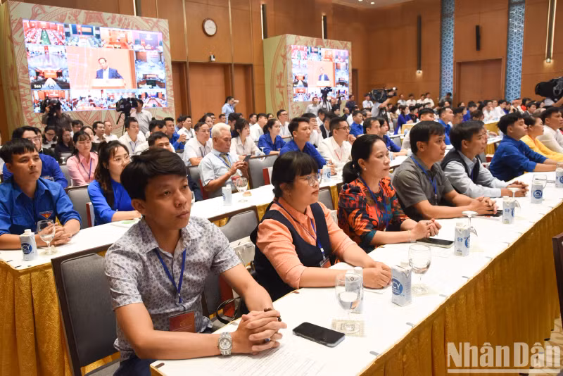 各位代表出席活动。 各位代表出席活动。