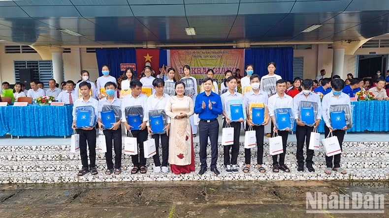 永隆省斌沏高中学校开学典礼。