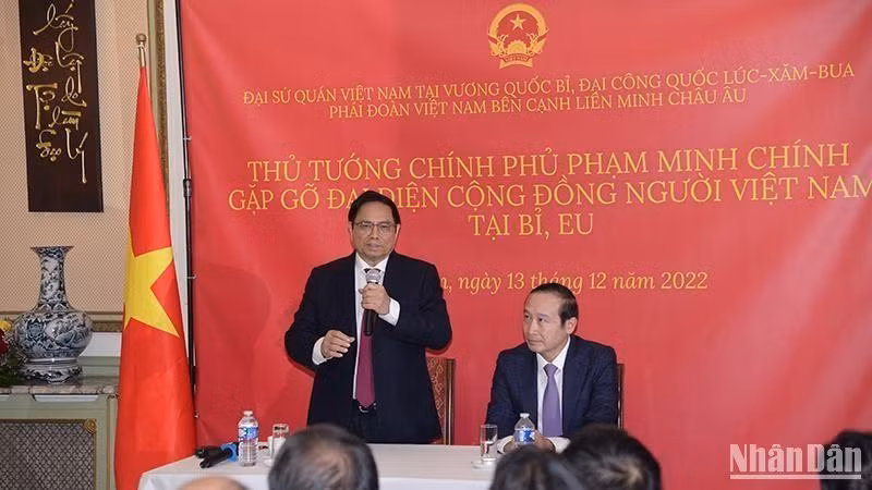 越南政府总理范明正会见旅居比利时越南人社团代表。