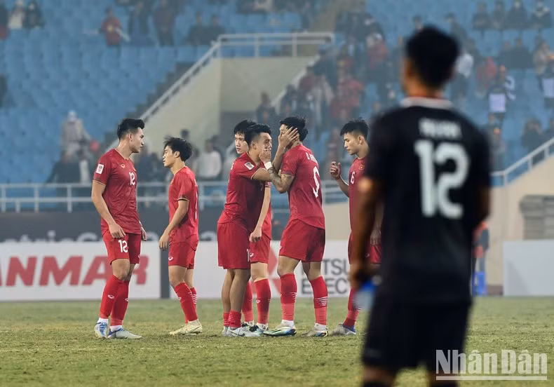 越南球员在比赛结束时欢欣鼓舞。