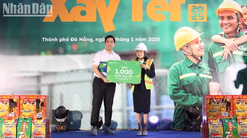 Pharmacity药品股份公司通过岘港市劳动联合会向劳动者赠送1000份春节礼物。