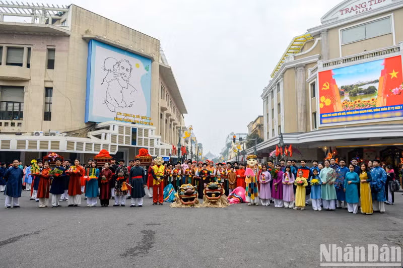 参加活动的人在还剑湖区拍纪念照。