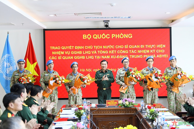 黄春战上将向各位军官赠送鲜花。（图片来源：人民军队报）