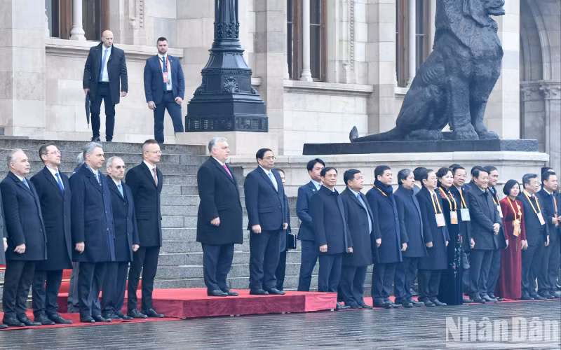 越南政府总理范明正和匈牙利总理欧尔班·维克托和双方代表。