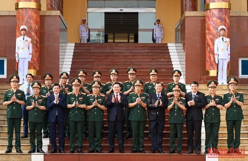 国会主席王廷惠同各位代表、国防学院领导拍纪念照。