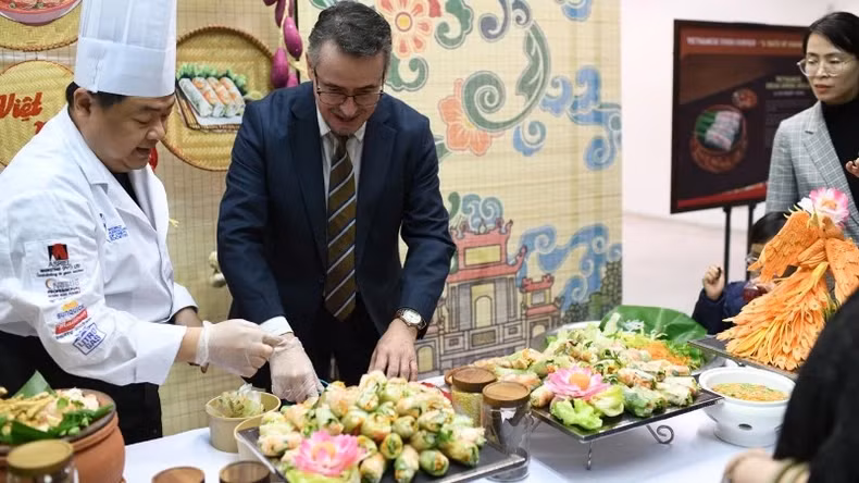 美食区提供典型的越南菜肴风味，并经过修改以适应清真食品标准。