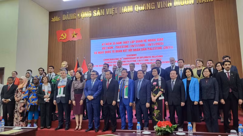 各位代表合影。（图片来源：新河内报）