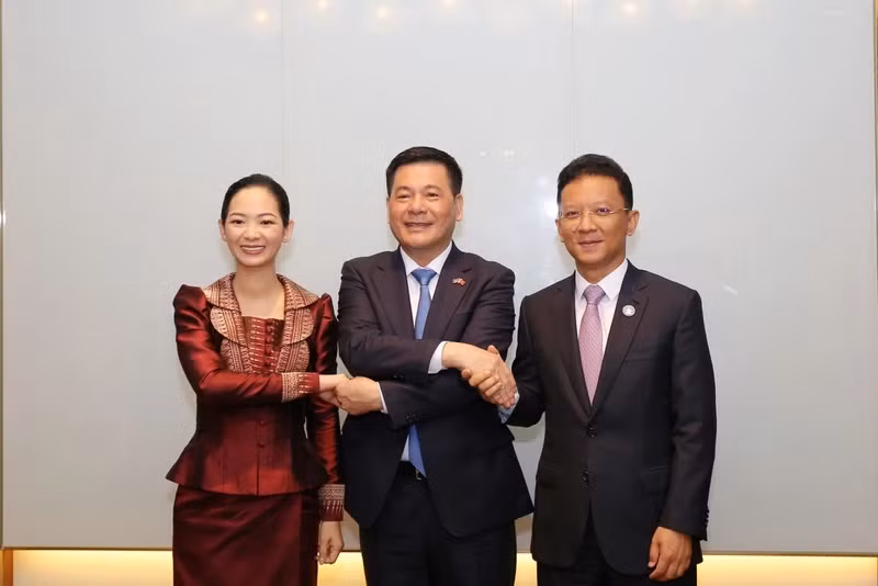 阮鸿延部长和占尼莫大臣，韩万迪部长。