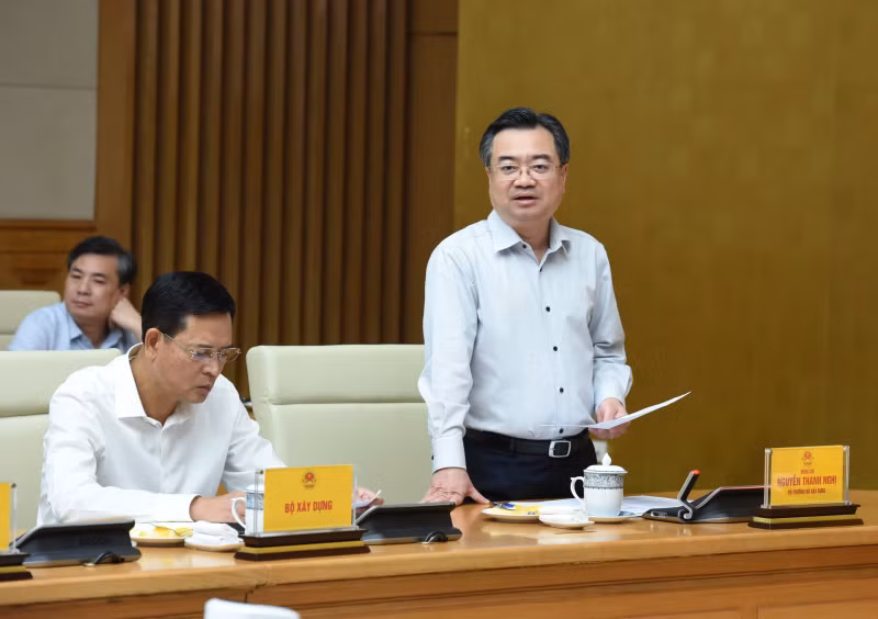 建设部部长阮青毅发表讲话。