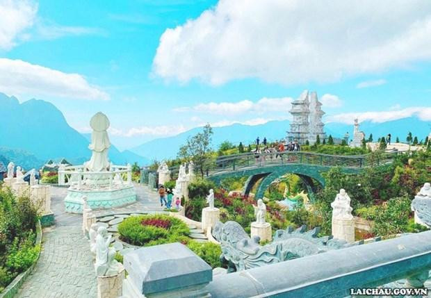 从乌贵胡寺观看天门。