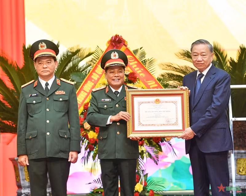 越共中央总书记、国家主席苏林向国防部技术总局授予胡志明勋章。（图片来源：qdnd.vn）
