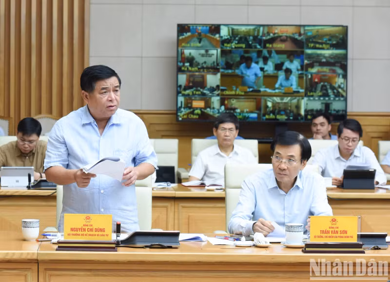 越南计划与投资部部长阮志勇发表讲话。