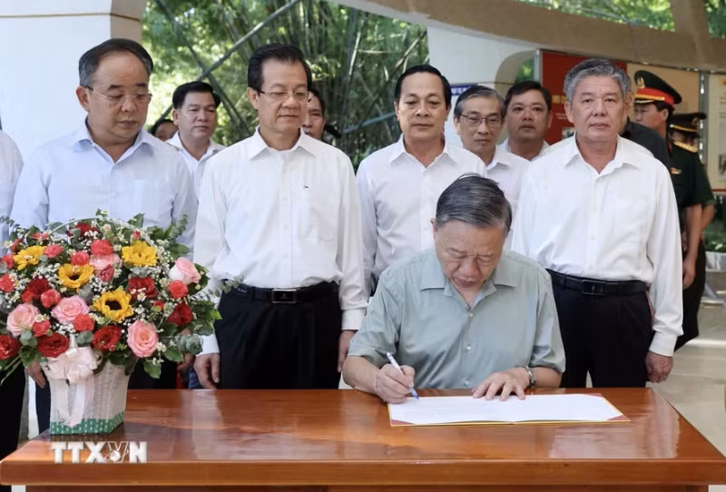 苏林主席在胡志明主席祠堂留言簿上留言。