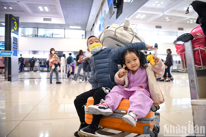 小乘客的欢乐表情。