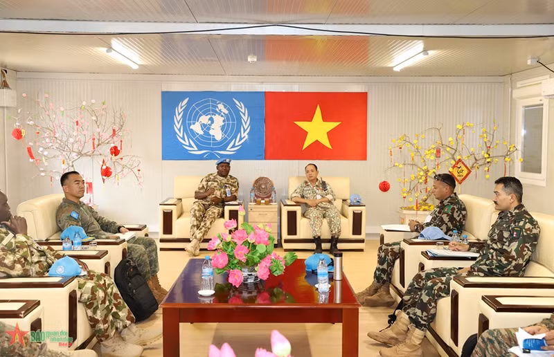 联阿安全部队特派团工作代表团与越南工兵队指挥部召开工作会议。（图片来源：qdnd.vn）