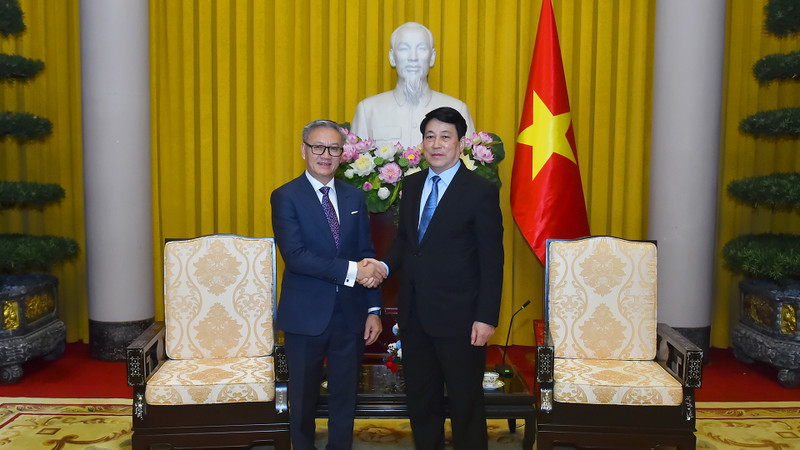 越南国家主席梁强和老挝外交部长通沙万·丰威汉。