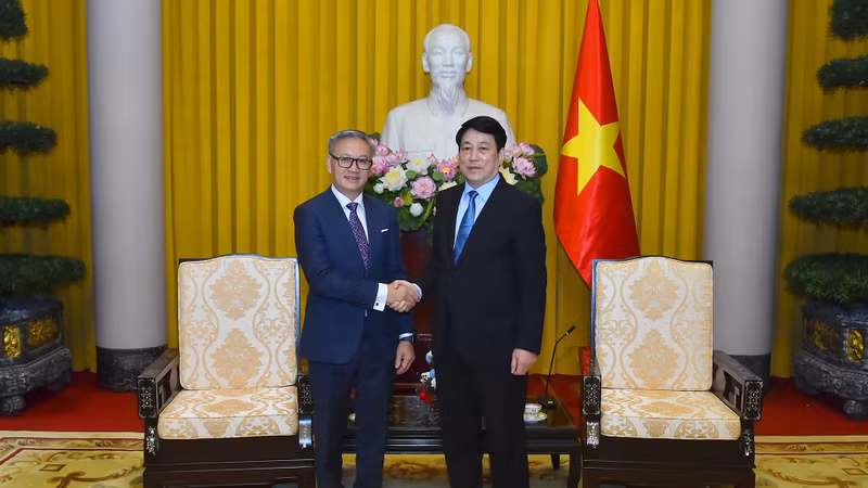 越南国家主席梁强和老挝外交部长通沙万·丰威汉。