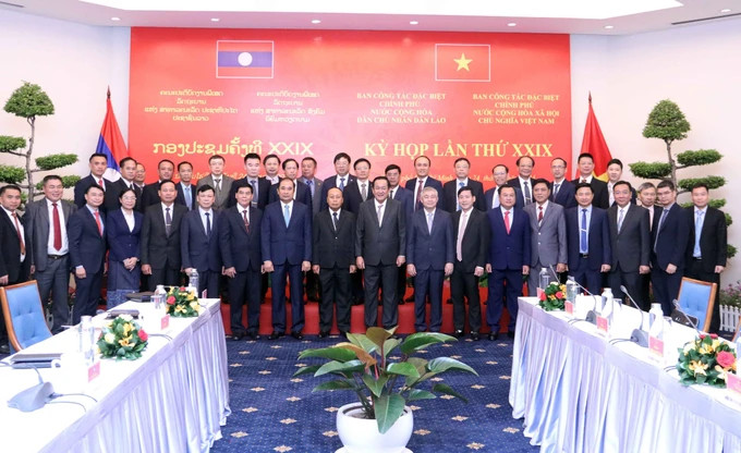 双方代表合影。（图片来源：sggp.org.vn）