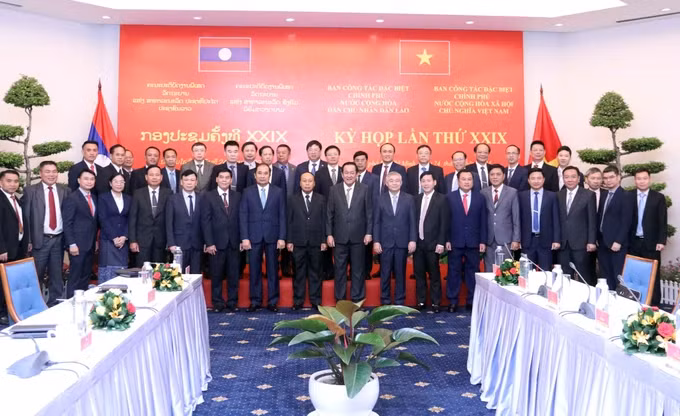 双方代表合影。（图片来源：sggp.org.vn）