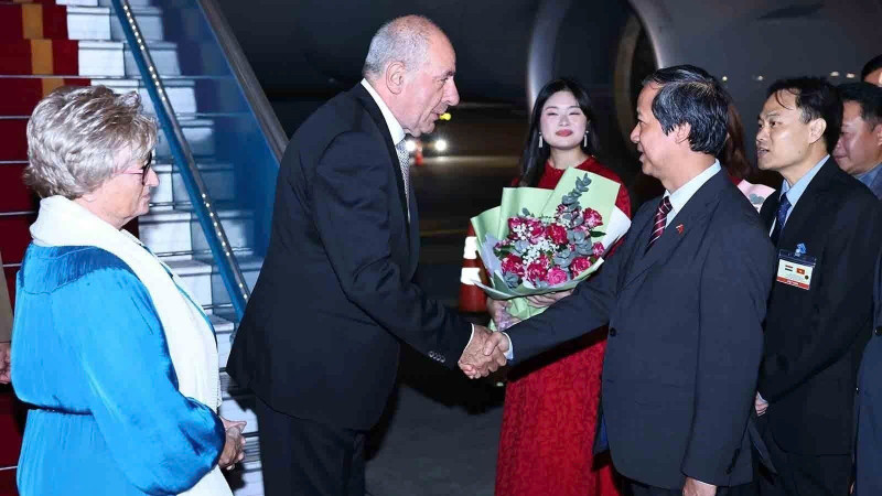 越南教育培训部部长阮金山在内排国际机场迎接匈牙利总统苏廖克·塔马斯和夫人。