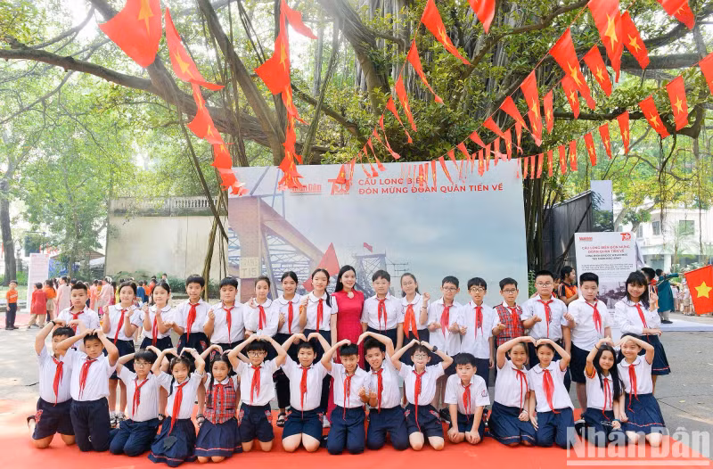 升龙小学师生合影。