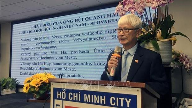 胡志明市越斯友好协会主席裴光海在见面会上发言。（图片来源：越通社）