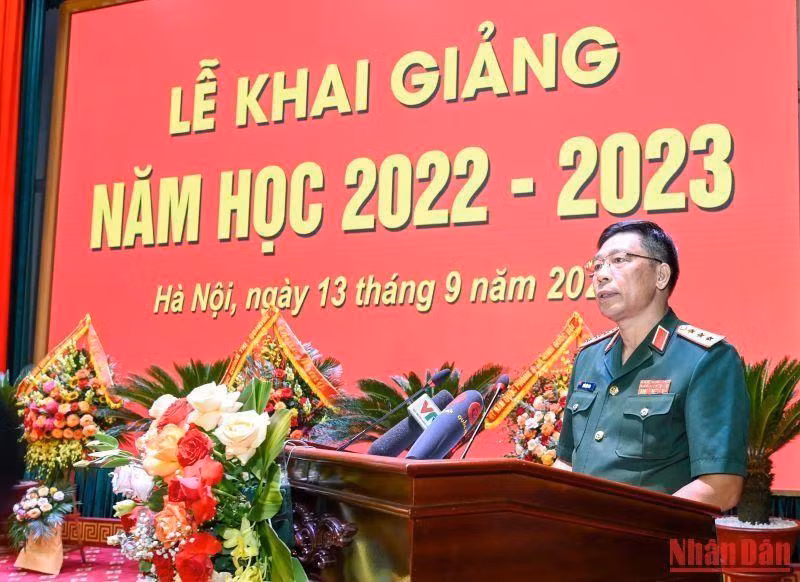 国防学院院长陈越科上将在开学典礼上发言。