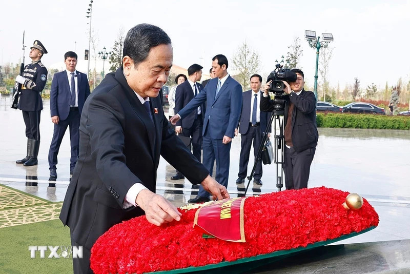 国会主席陈青敏在独立纪念碑献花。