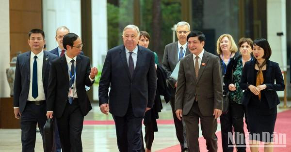 国参议院议长拉舍尔一行参观参观越南国会大厦。