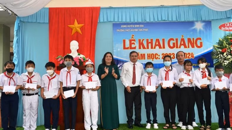 槟椥省平大县黄晋发初中学校师生参加开学典礼。