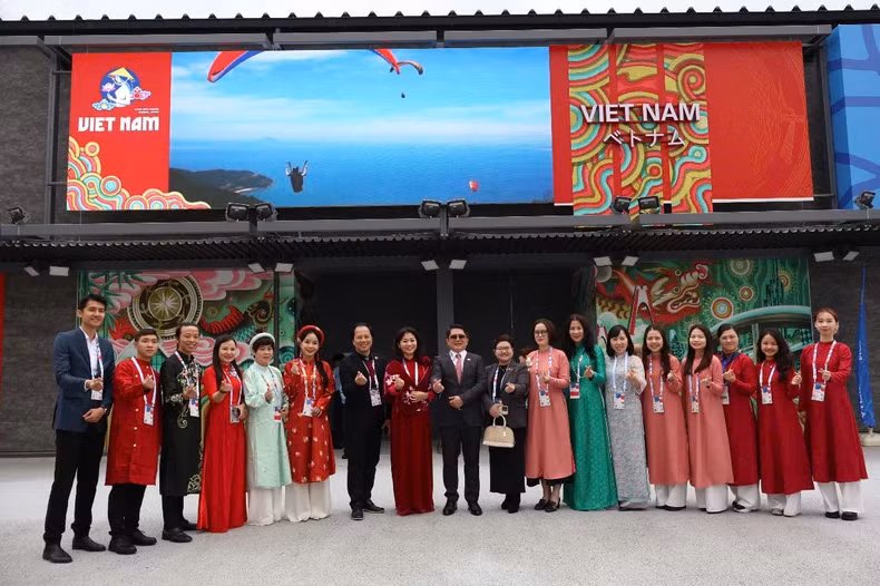 越南展览馆领导、干部合影。