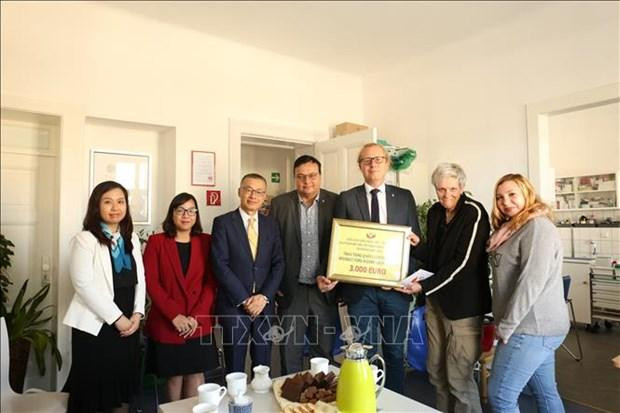 武光明大使向柏林利希滕贝格区无家可归贫困者扶持中心转交了募捐善款。（图片来源：越通社）