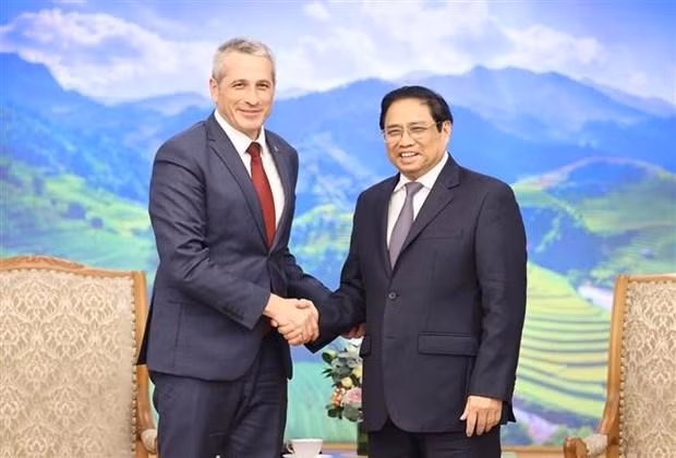 范明正总理和乌拉吉米尔·巴拉维库大使。（图片来源：越通社）