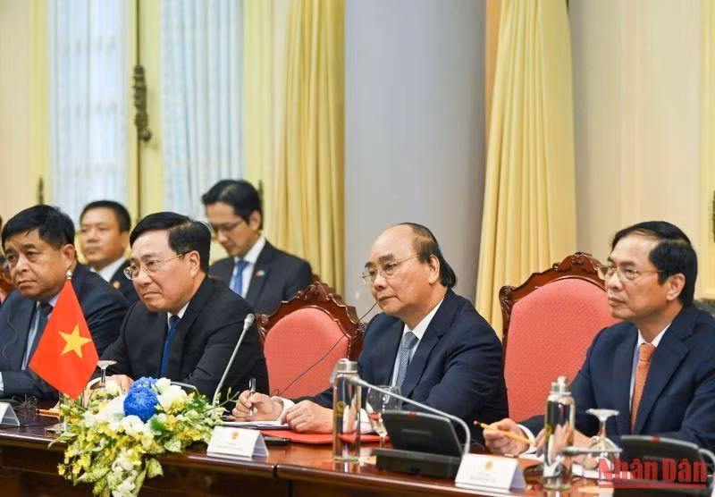 越南国家主席阮春福在会谈上发言。