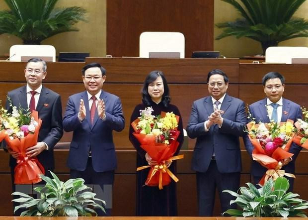 国会主席王廷惠和政府总理范明正祝贺交通运输部部长阮文胜，国家审计署副审计长吴文俊，卫生部代部长陶红兰。（图片来源：越通社）
