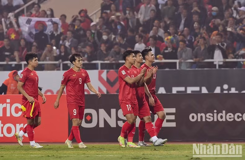 越南球员和球迷在美亭体育场共同分享胜利喜悦【组图】 ảnh 2