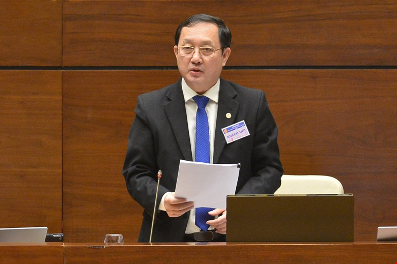 黄成达部长回答国会代表的提问。（图片来源：国会官网）