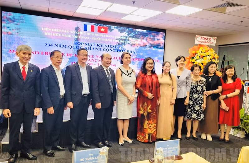 出席见面会的各位代表合影。（图片来源：hcmcpv.org.vn）