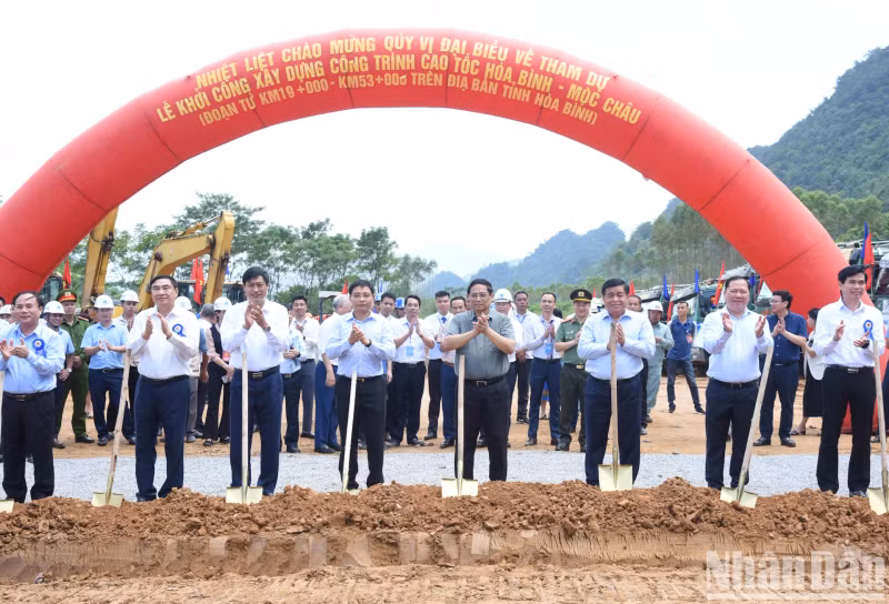 范明正总理和各位代表参加项目动工仪式。